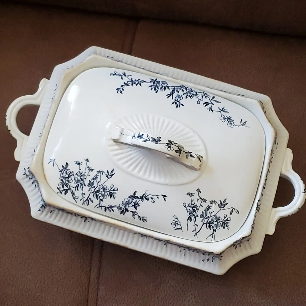 G. Jones and Son covered oval tureen Aberdeen blue from 1880